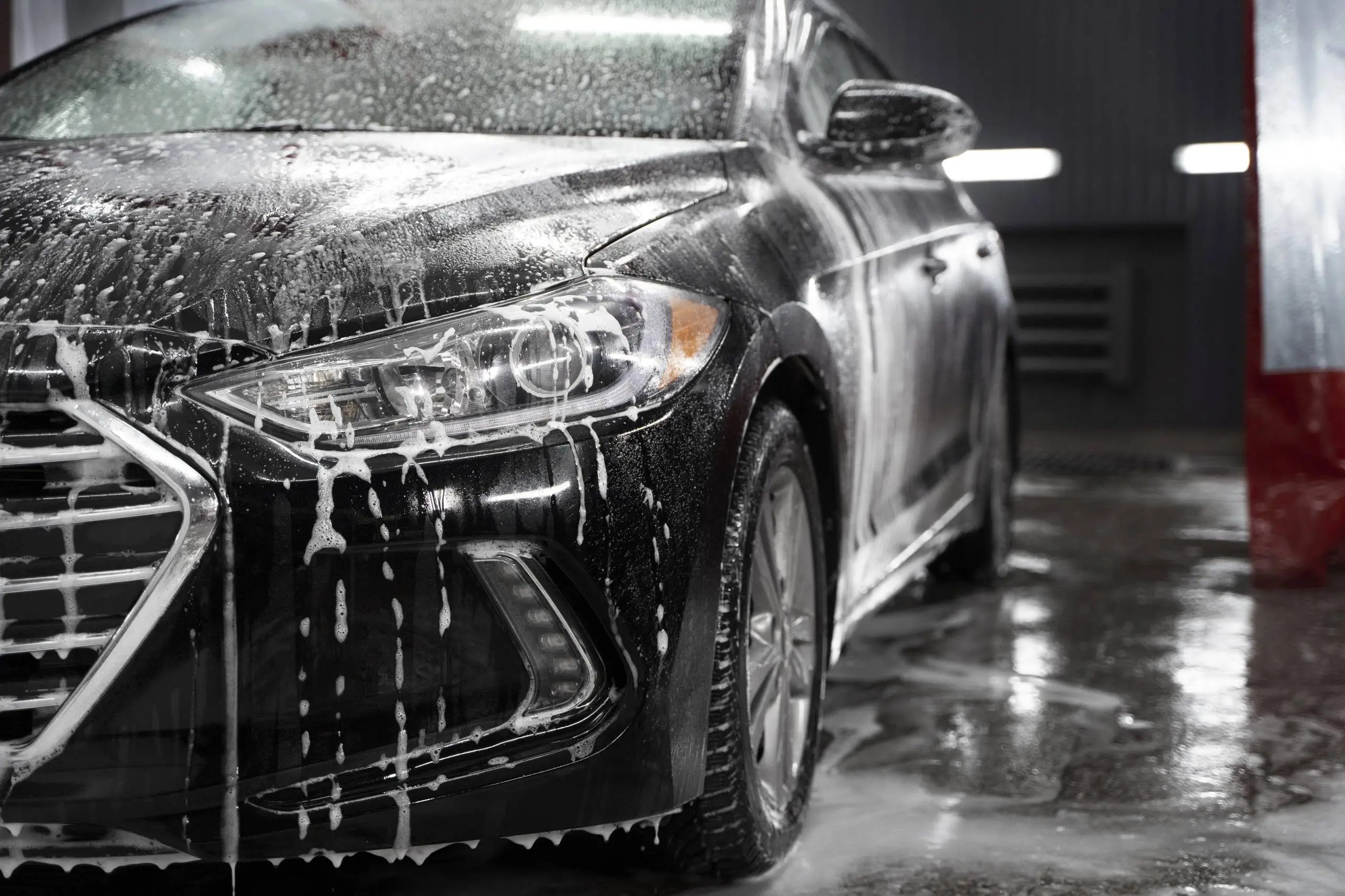 lindo-carro-no-servico-de-lavagem-scaled